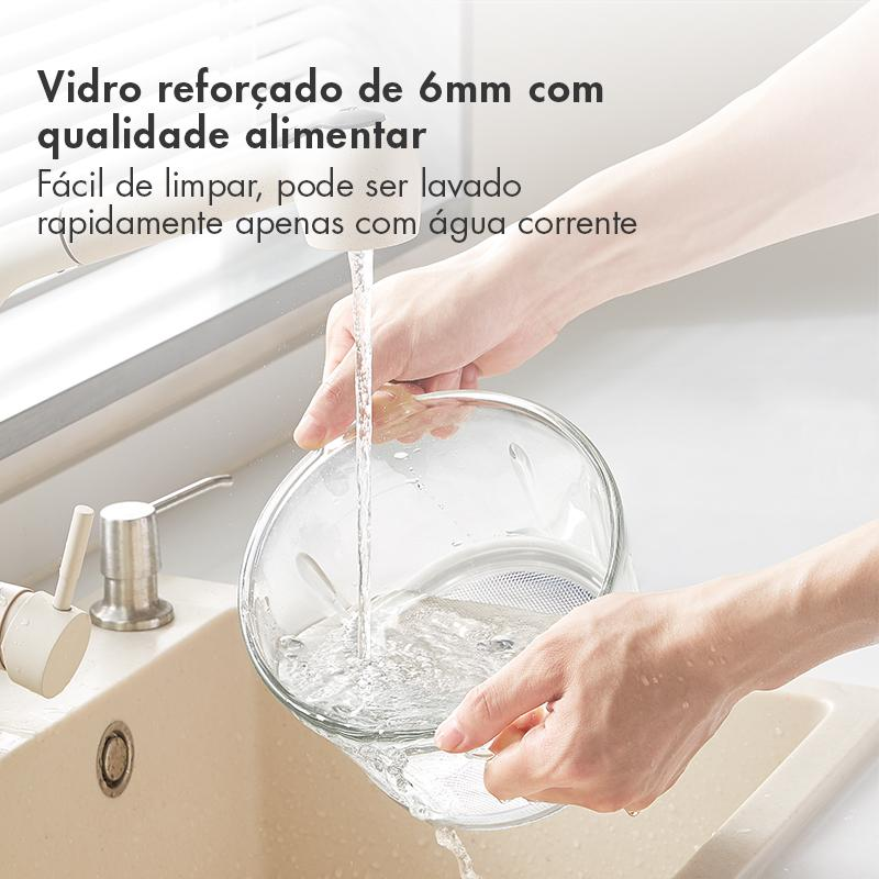 Recipiente de vidro reforçado de 6mm sendo lavado em água corrente